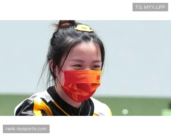 杨倩笑得那么随意,随手的饰品让我怀疑她的“随便”来自另一个消费星球 杨倩笑得那么随意,随手的饰品让我怀疑她的“随便”来自另一个消费星球
